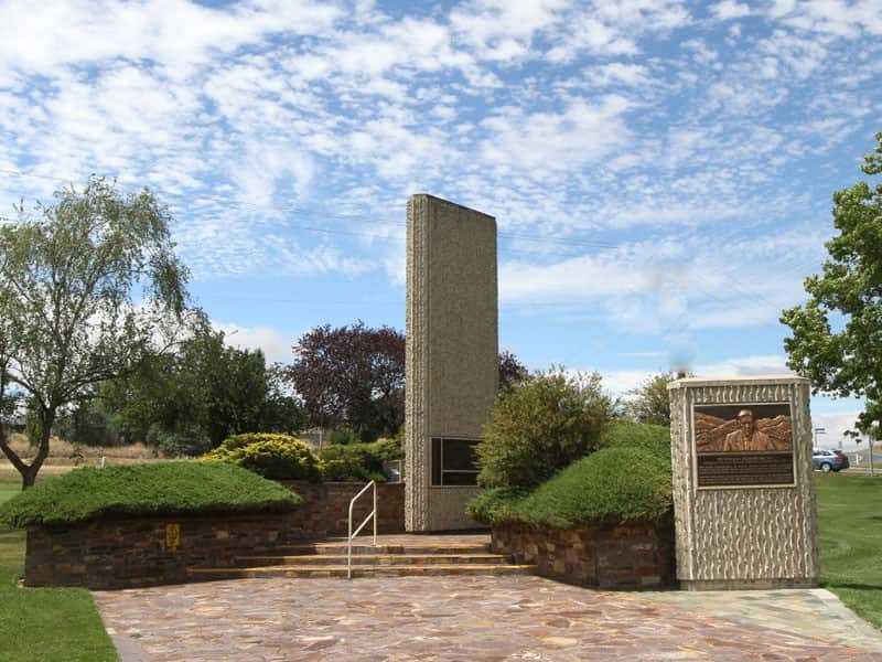 Lo Snowy Mountains Scheme Workers Memorial a Cooma.