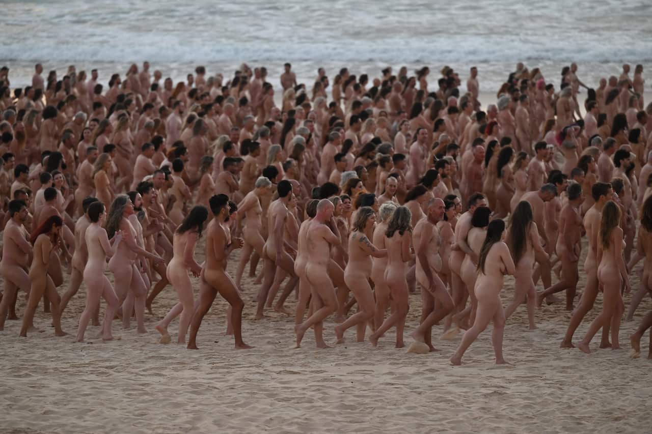 去年11月，數以千計人士參加藝術家SPENCER TUNICK ，於雪梨Bondi海灘的裸體拍攝活動。
