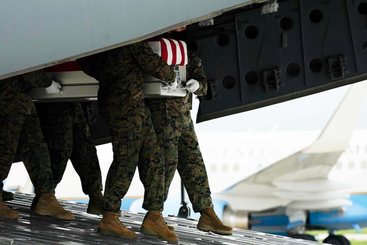 US soldiers carry a coffin at an airport