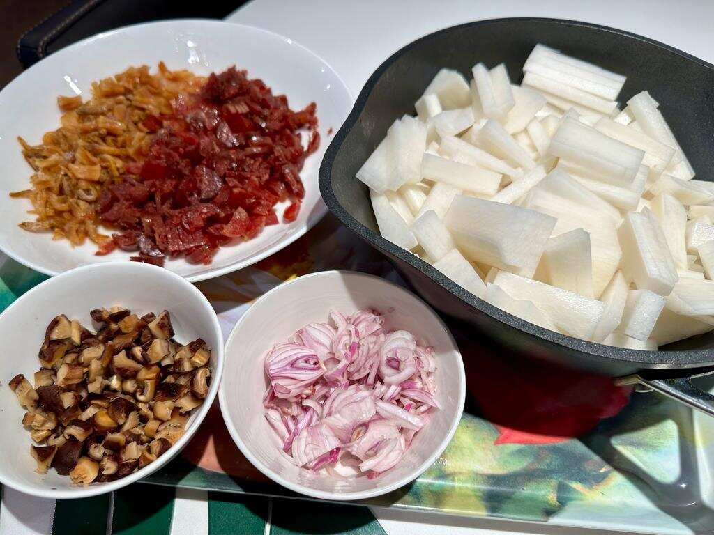 The ingredients of the turnip cake