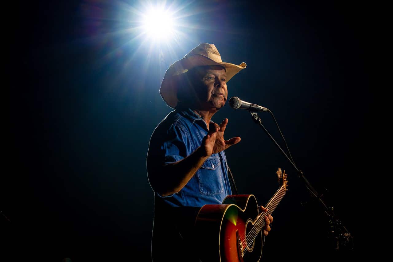 Troy Cassar-Daley 1.jpg