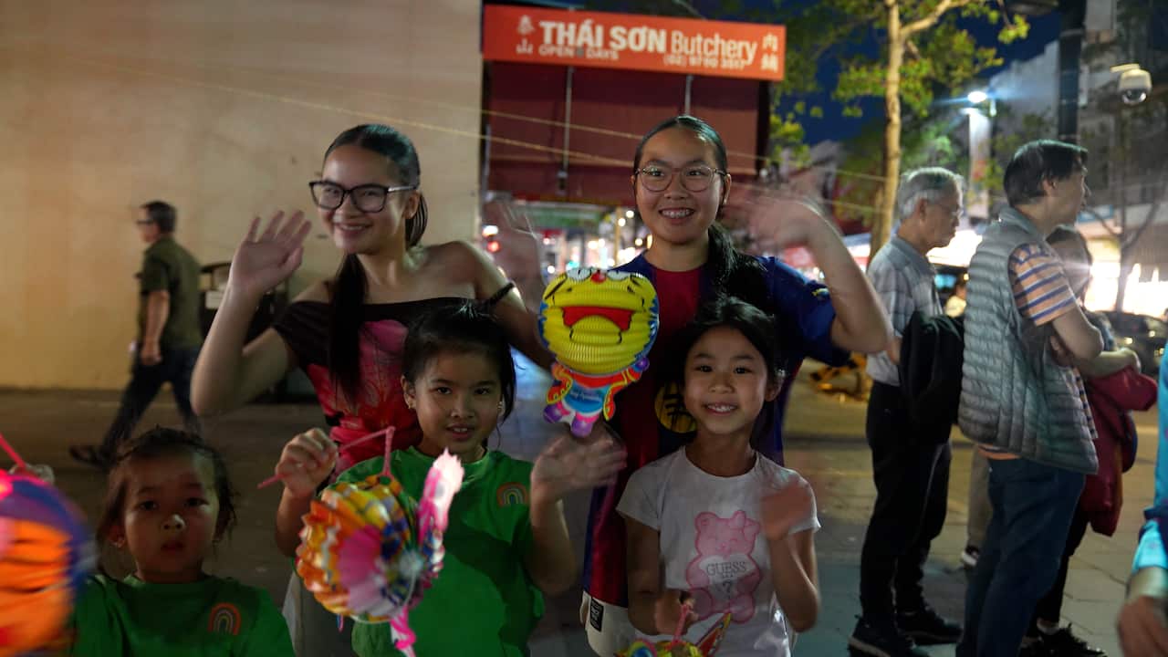 Các em nhỏ hào hứng khoe những chiếc lồng đèn nhiều màu sắc tại lễ hội Trung Thu ở Bankstown. Nguồn ảnh: Phương Linh/SBS Tiếng Việt.