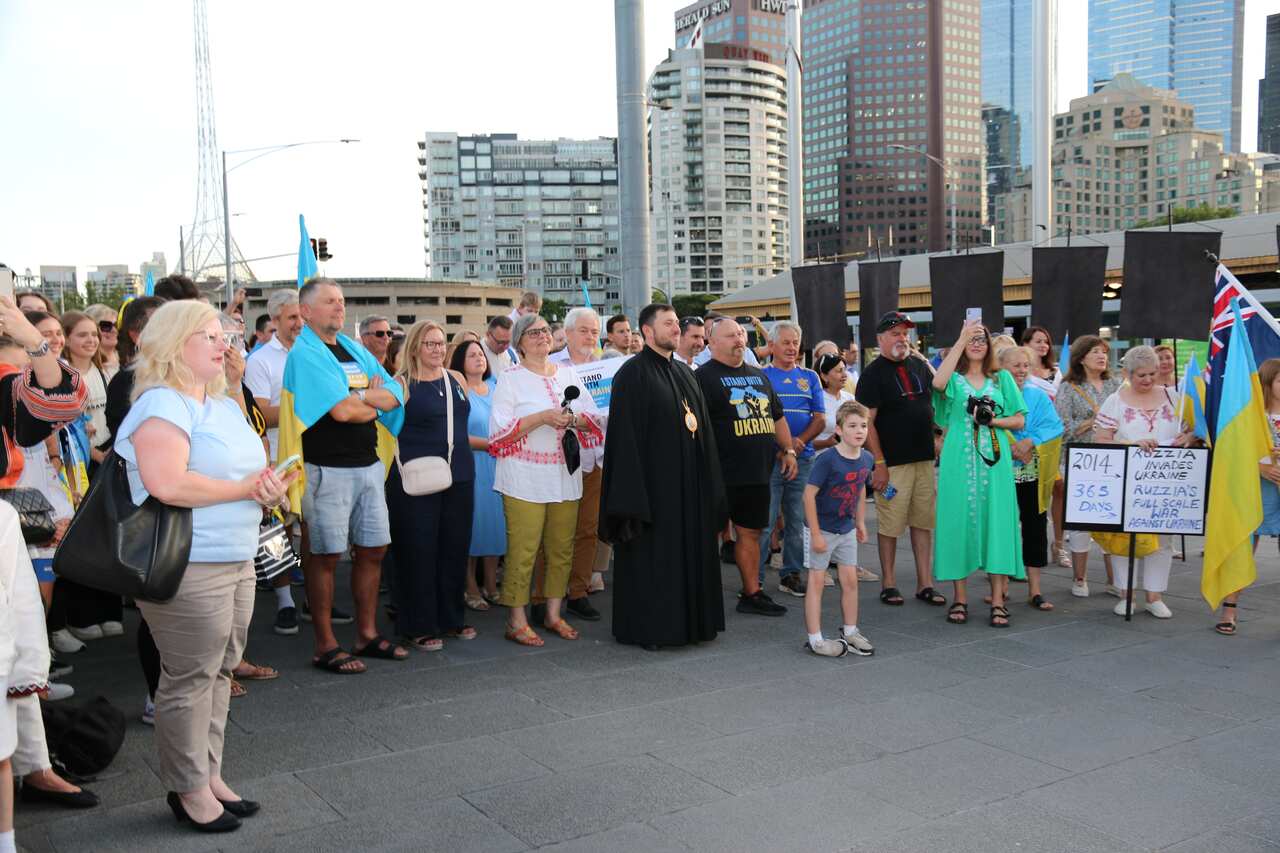 People have gathered in solidarity with Ukraine on the first anniversary of the full-scale Russia's invasion of Ukraine. Melbourne, Federation Square, 24 February 2023.JPG