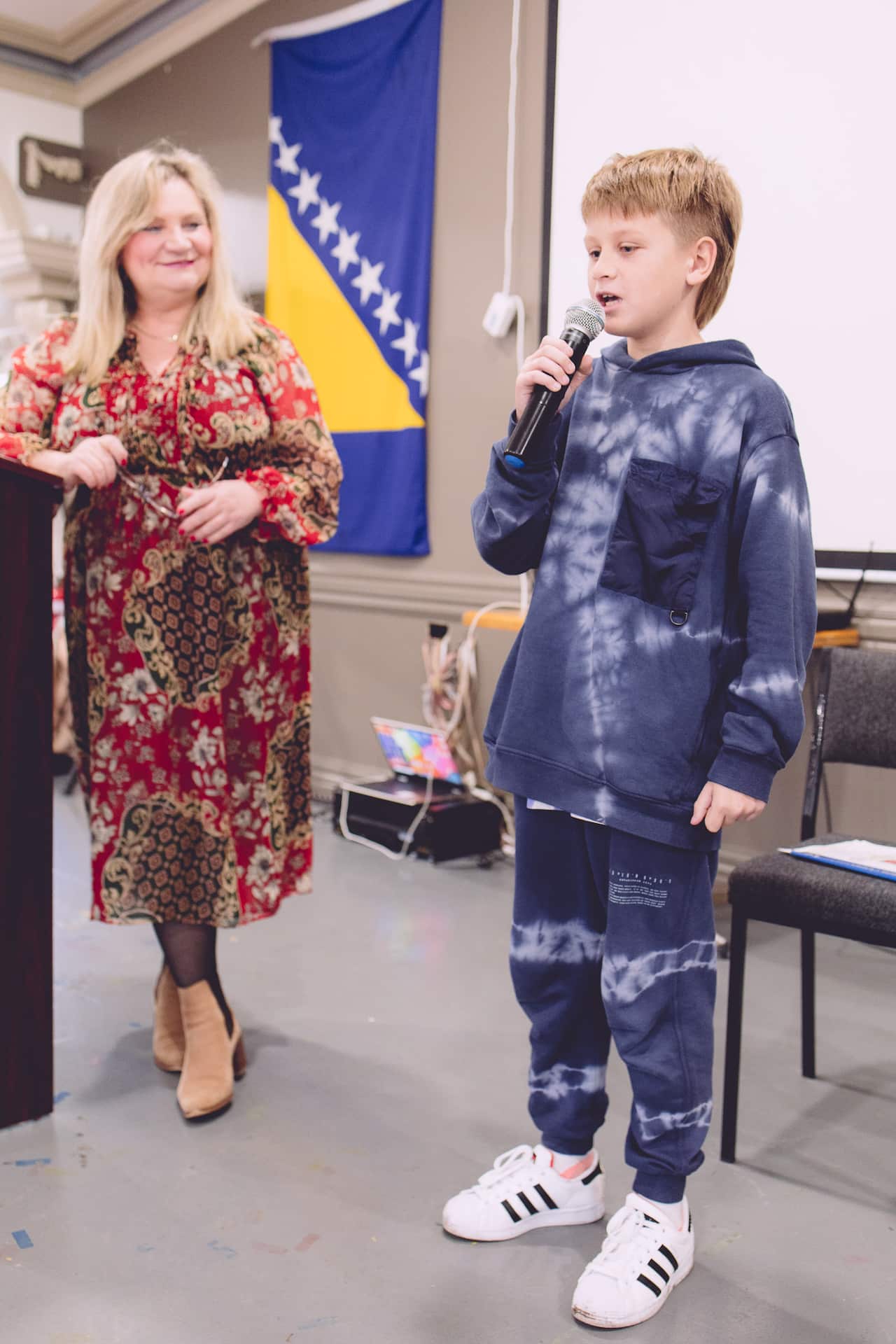 Kaid Jašarević i njegova učiteljica Aiša Hadžiahmetović.jpg