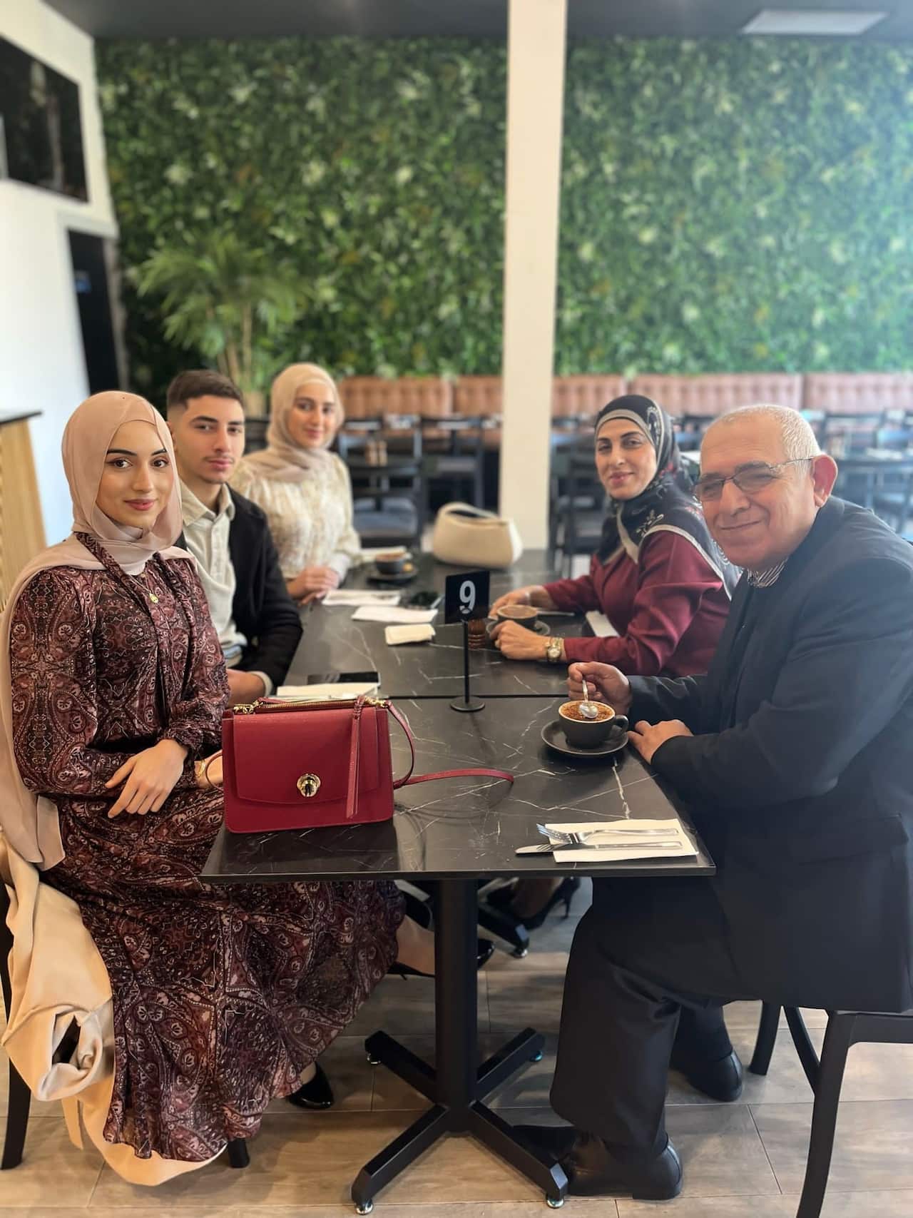 السيدة مي الجوني مع زوجها و الأولاد.jpg