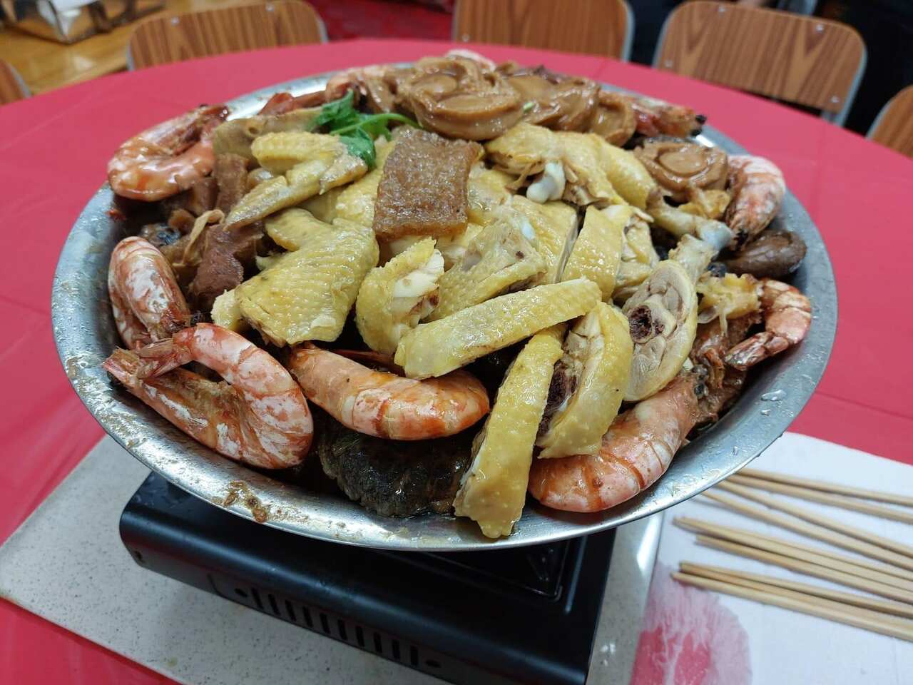 陶太的奶奶訂傳統圍村盆菜慶祝新年。