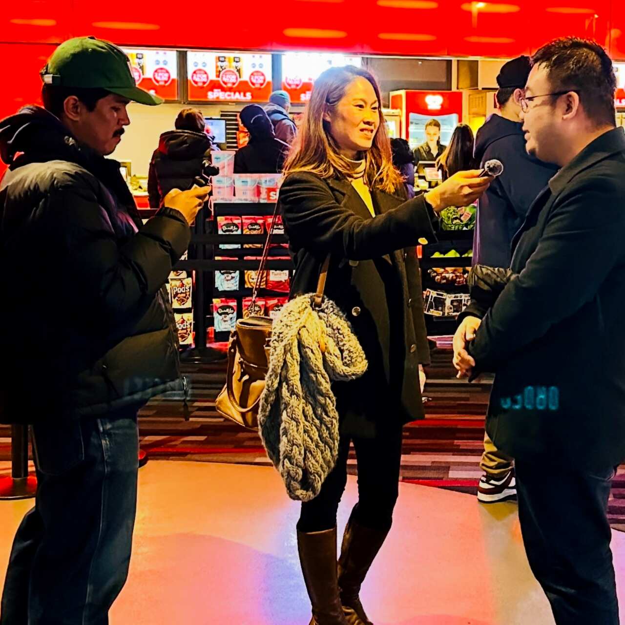 ทีมงานเอสบีเอส ไทย ขณะออกไปสัมภาษณ์นอกสถานที่