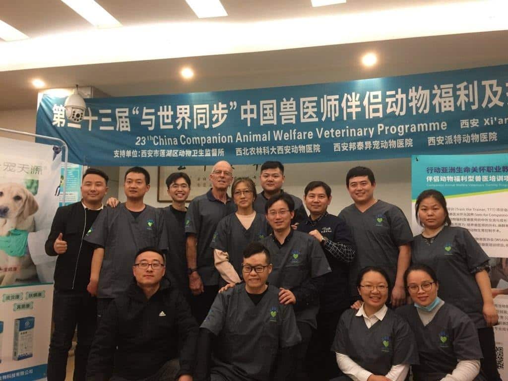 王友愛與其他義工在西安展開培訓獸醫及維護動物