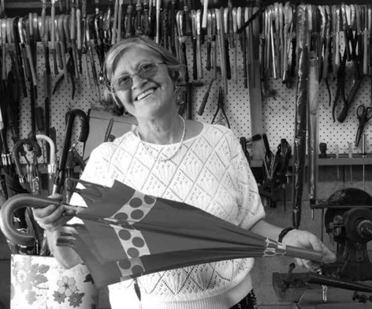 alicia con paragua.png