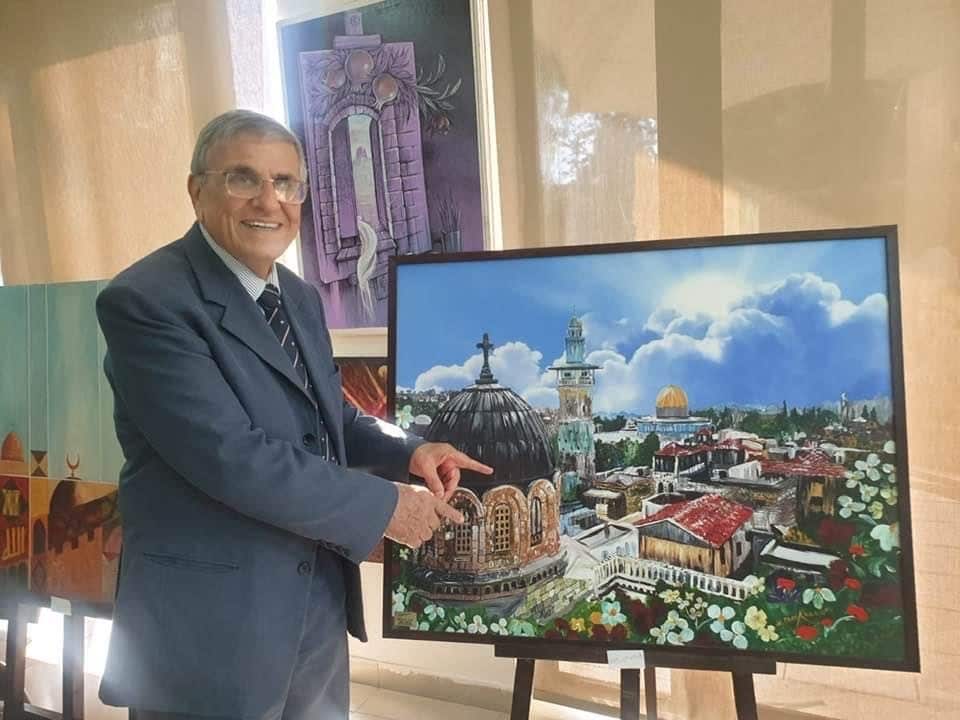 رجل الأعمال محمد نور الحموري أمام لوحة تمثل القدس  .jpg