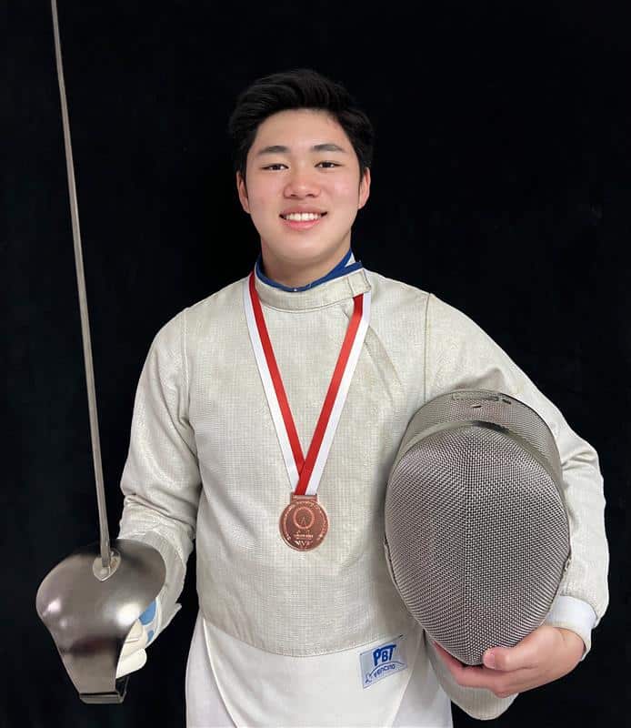 ธารินทร์ ในชุดนักกีฬาฟันดาบ