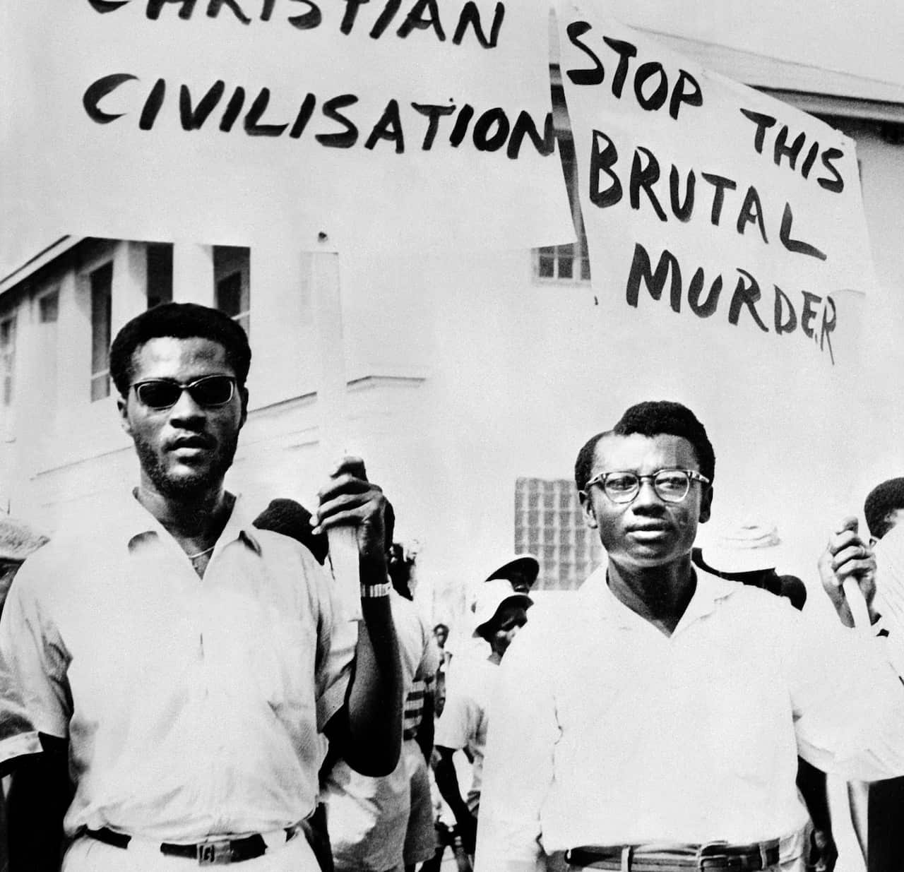 People demonstrate, in Avril 1960 in Joh