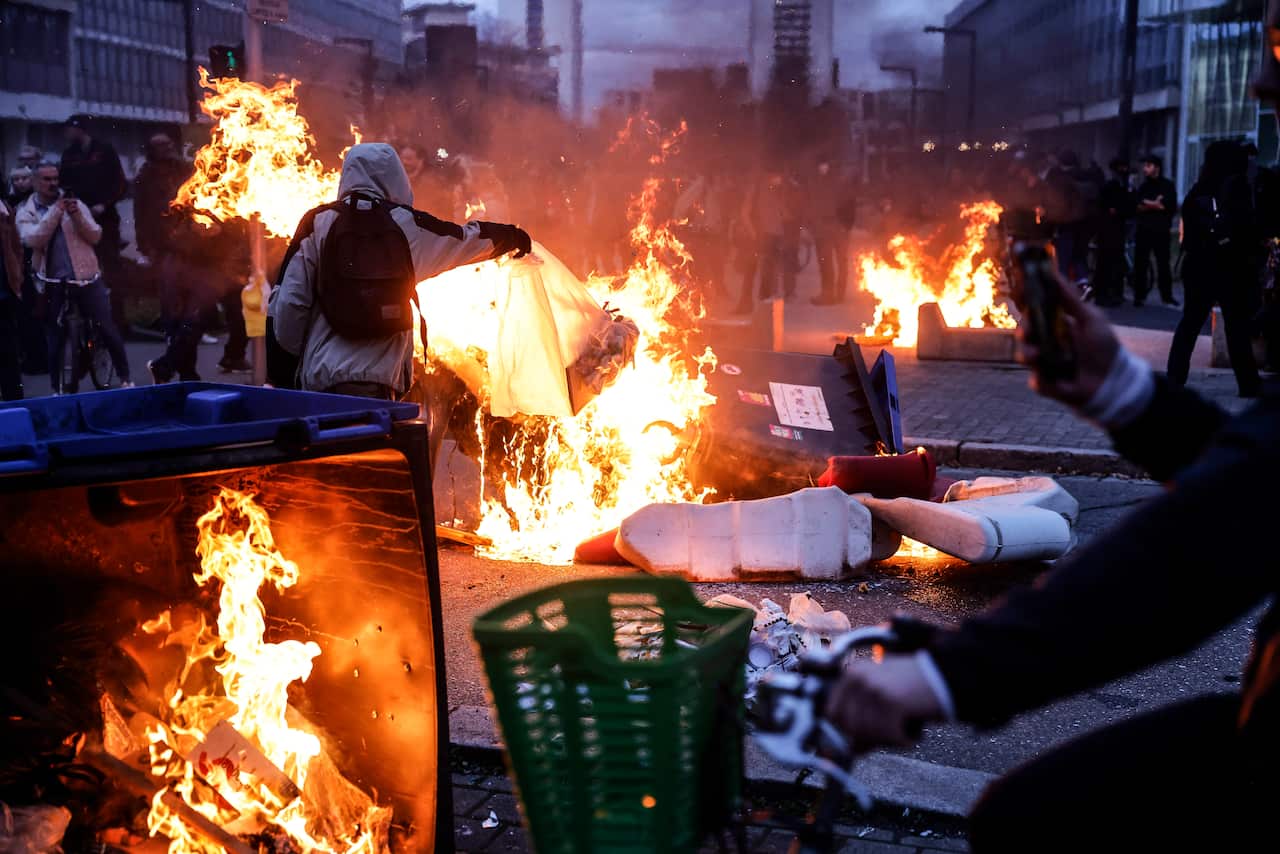 Protesters burning rubbish bins.