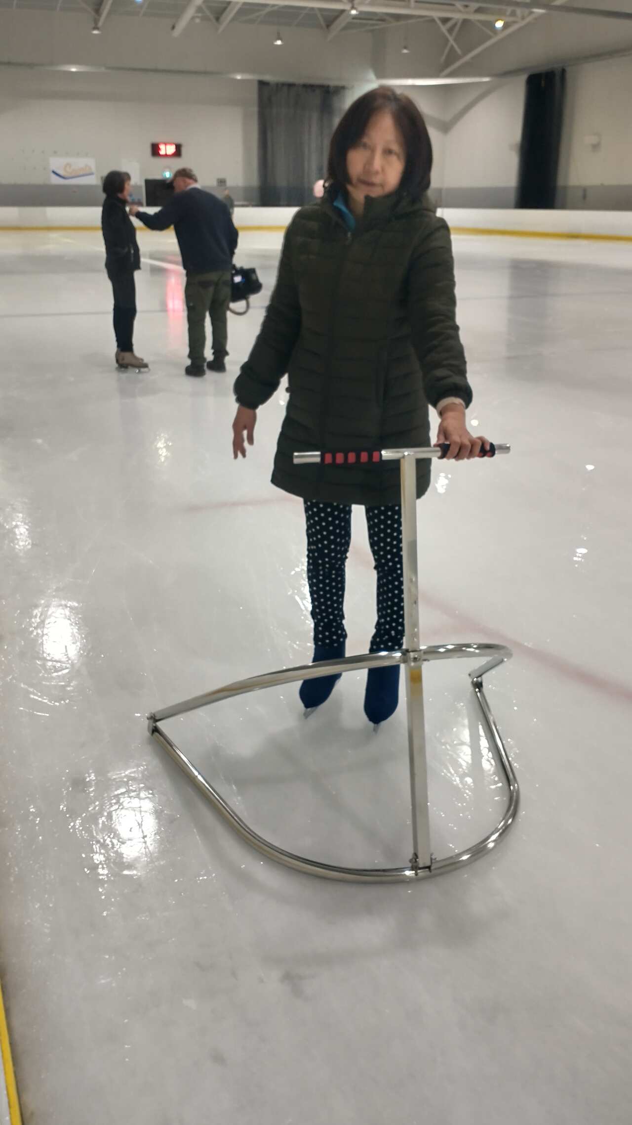 Chị Nguyễn Kim Nương và dụng cụ tập trượt băng tự chế cho con.jpg