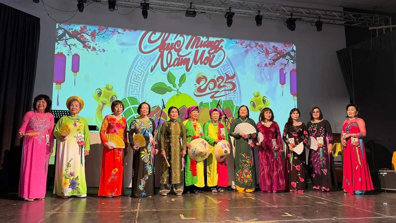 Nhóm biểu diễn thuộc sinh hoạt Cao Niên Nam Úc.jpeg