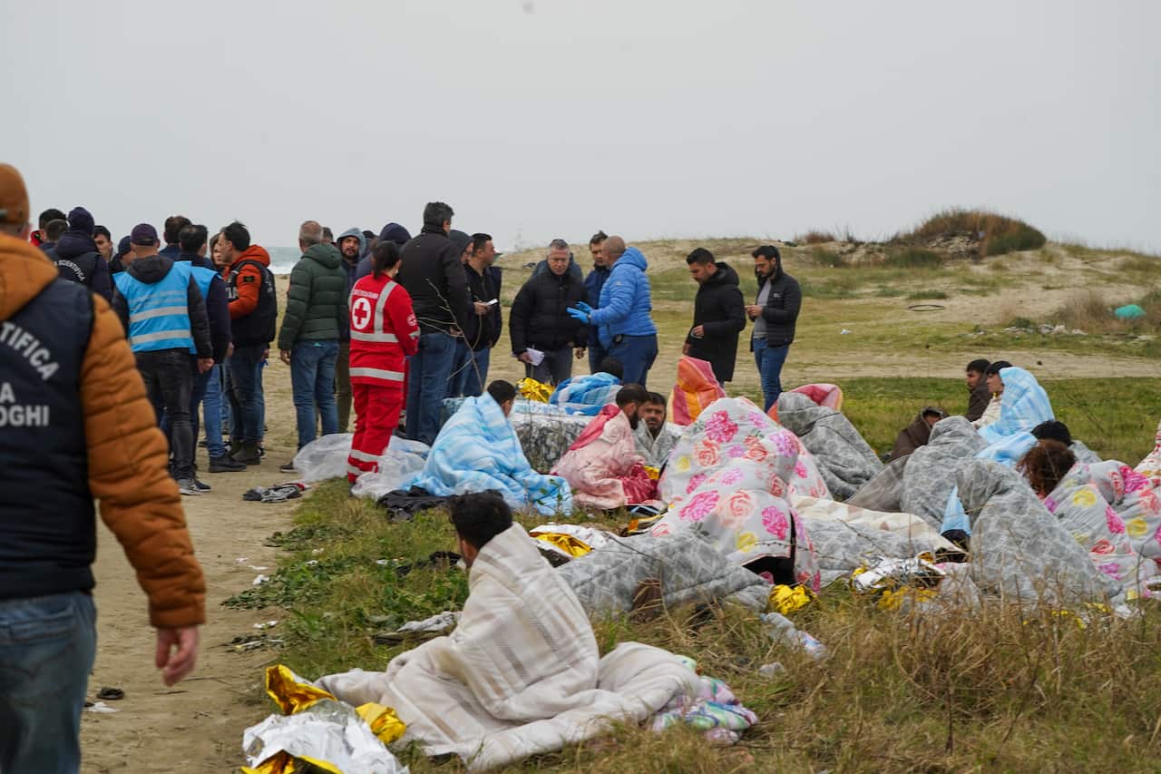 Calabria in Crotone 45 migrants died in the sinking of a boat broken by the stormy sea