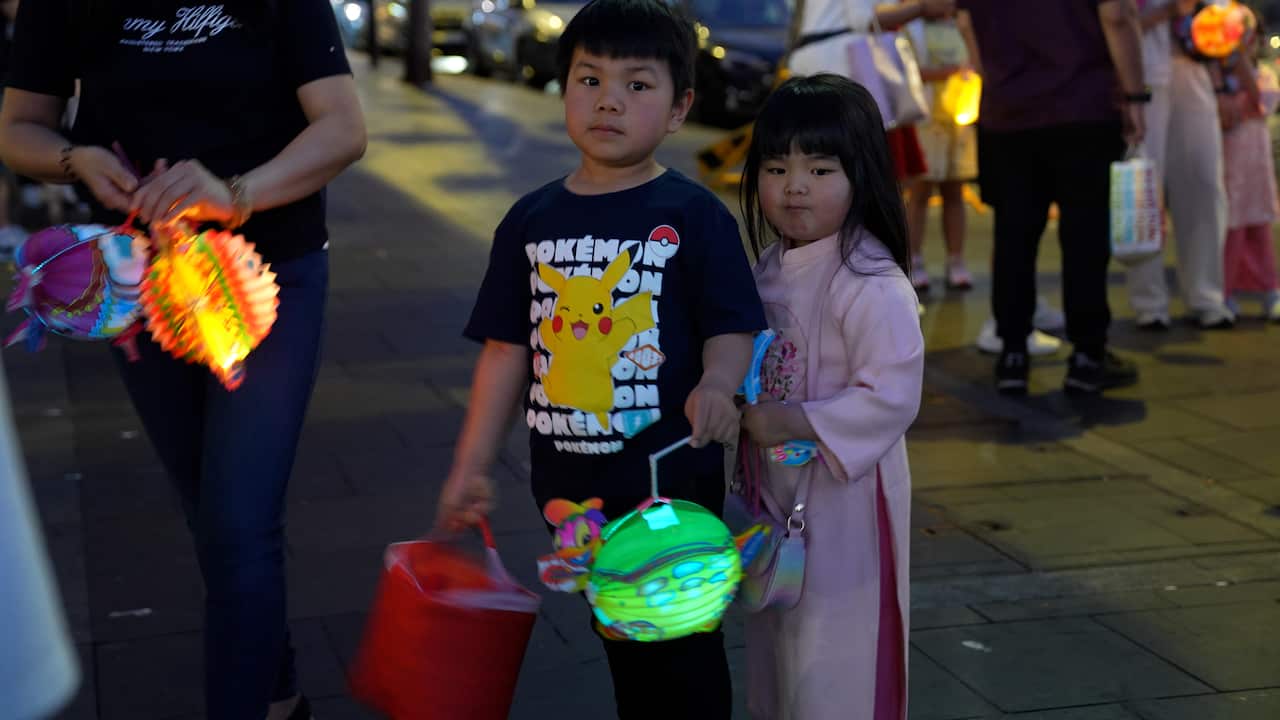 Các em nhỏ cầm lồng đèn tham gia hoạt động vui Tết Trung Thu tại Bankstown. Nguồn ảnh: Phương Linh/SBS Tiếng Việt.