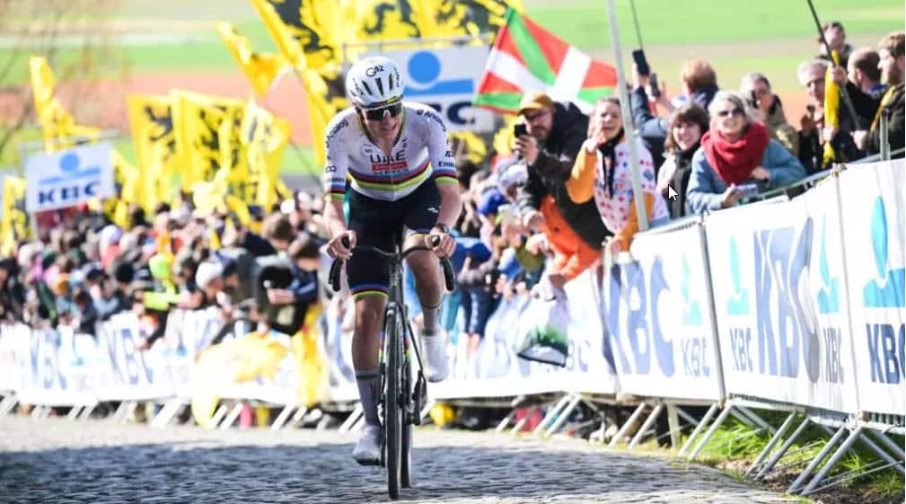 Le Slovène Tadej Pogacar à Haaltert lors du Tour des Flandres, le 5 avril 2026. © AFP / DAVID PINTENS