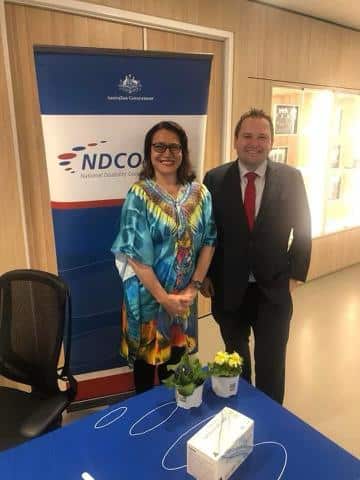 Isabel Osuna con John Fulbrook, miembro de la Cámara de la Asamblea de Australia del Sur