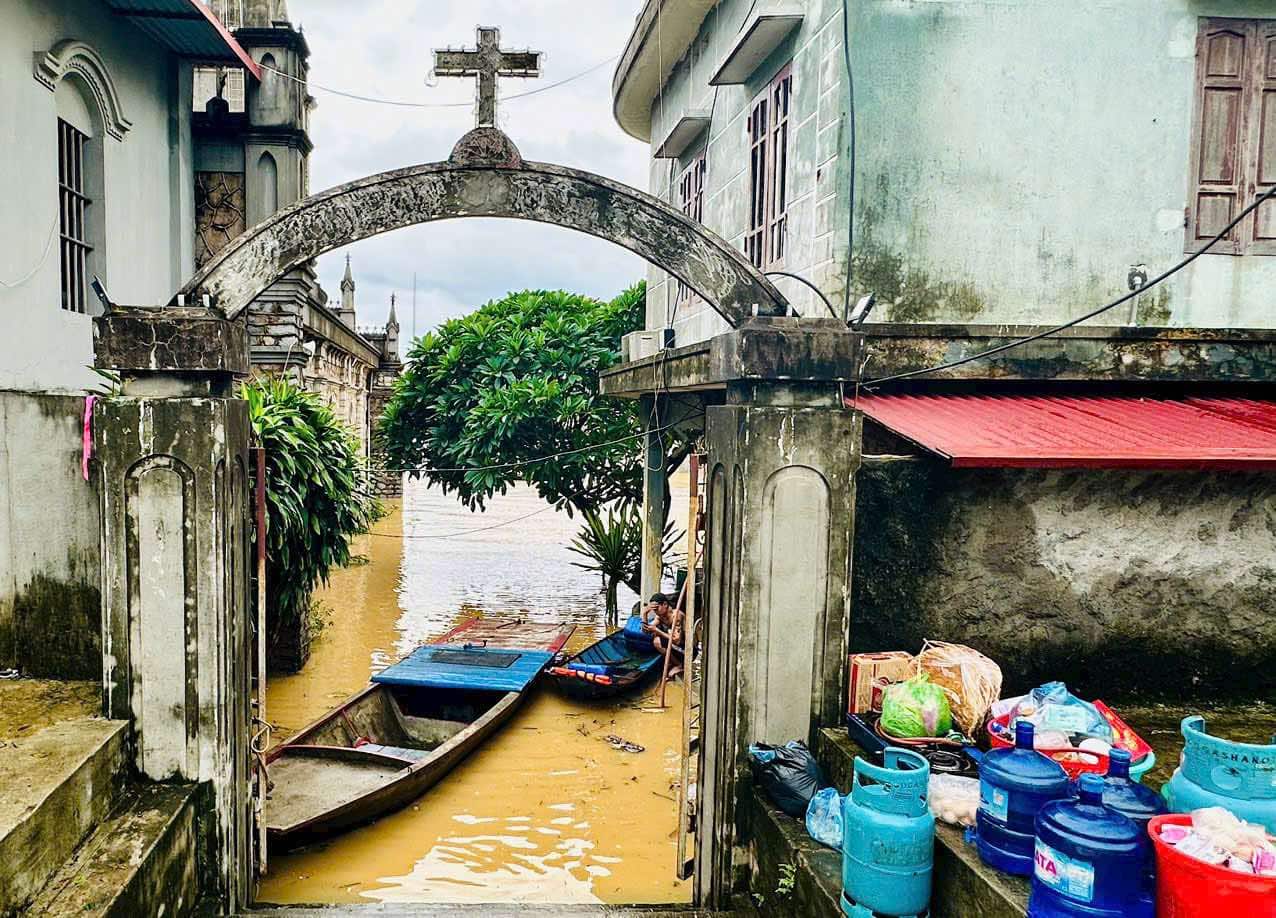 Nước ngập nhà thờ Nam Sơn, Thái Nguyên (Image Phuong Pham).jpg