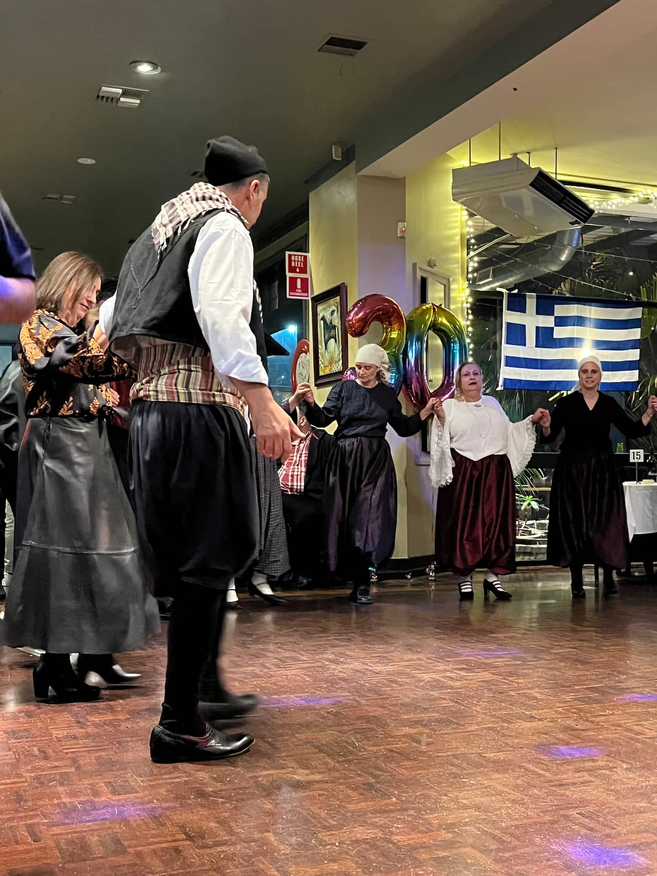 Το Δίκτυο Υποστήριξης Greek & Gay για να τιμήσει την 30χρονη πορεία, διοργάνωσε ειδική βραδιά στη Μελβούρνη. Εδώ το Χορευτικό της Ελληνικής Κοινότητας Μελβούρνης με τον χοροδιδάσκαλο, Νίκο Παπαευθυμίου 