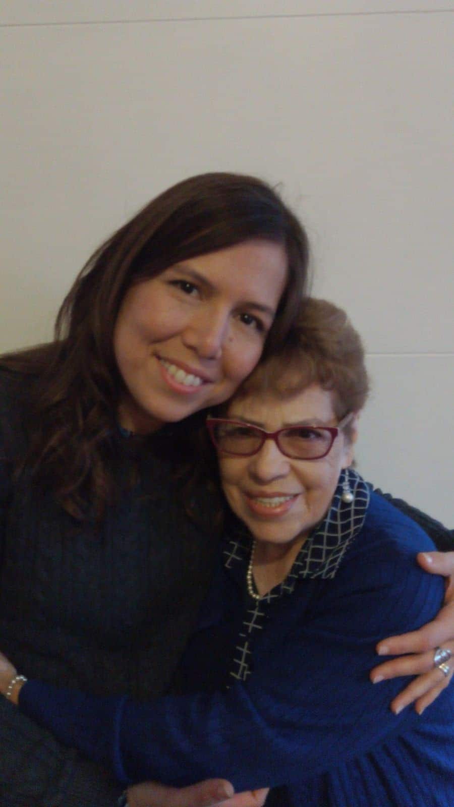 Claudia Poblete con su abuela Buscarita Roa.jpg
