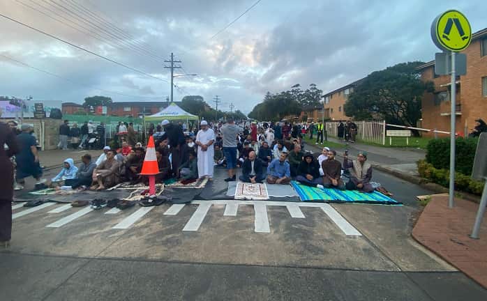 Worsippers perform prayers.png