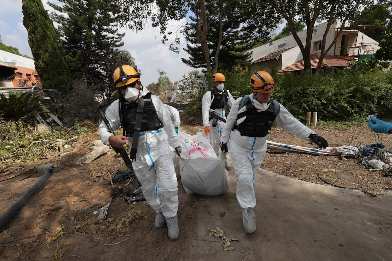 Four soldiers carrying a body bag.