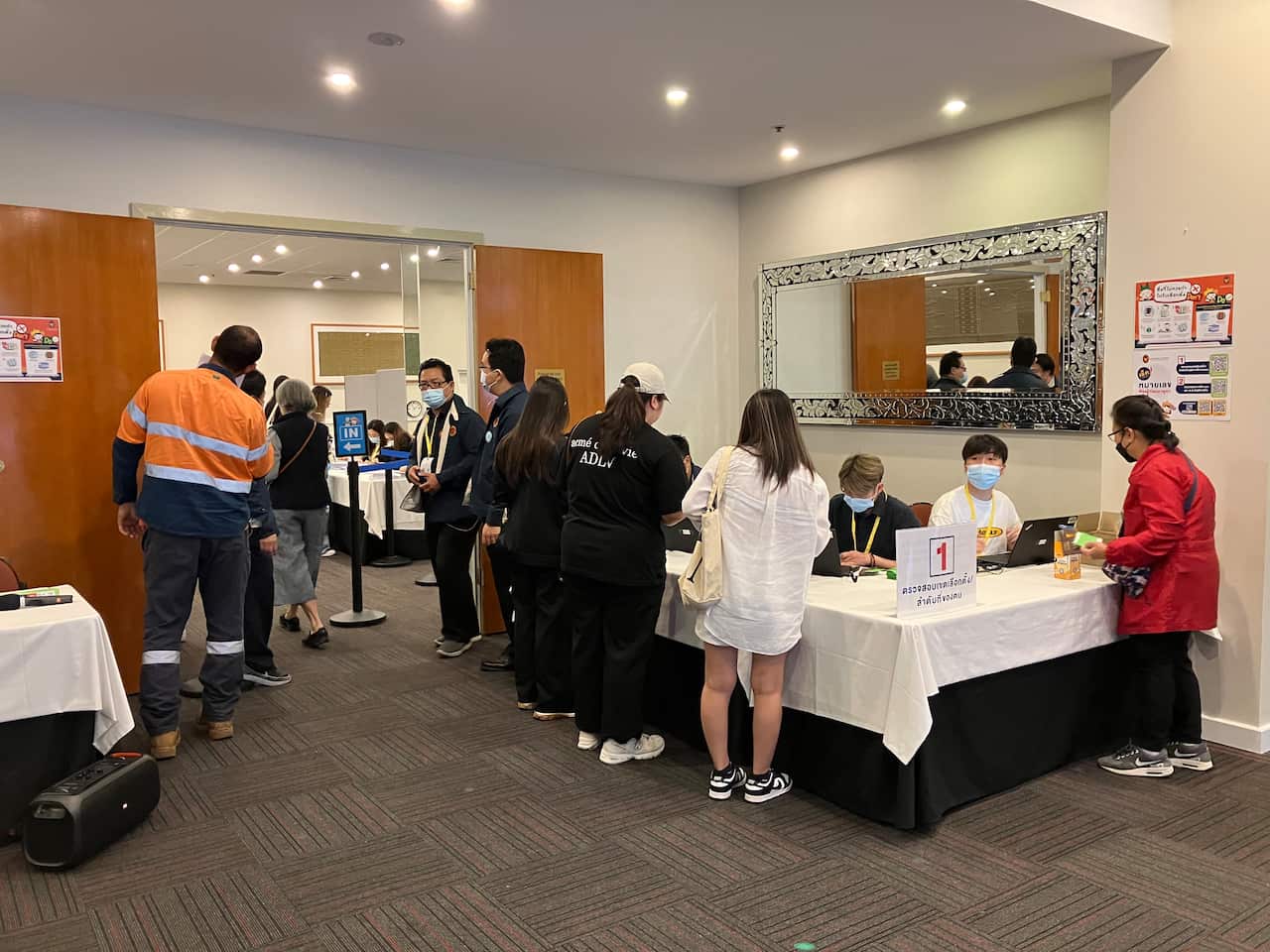 เจ้าหน้าที่กำลังให้บริการคนไทยที่จุดตรวจสอบเขตเลือกตั้ง