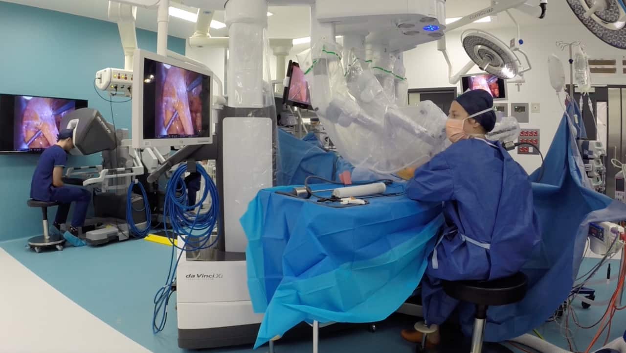 DECLAN MUPHY Robotic surgery in action 1 - credit Declan Murphy.png