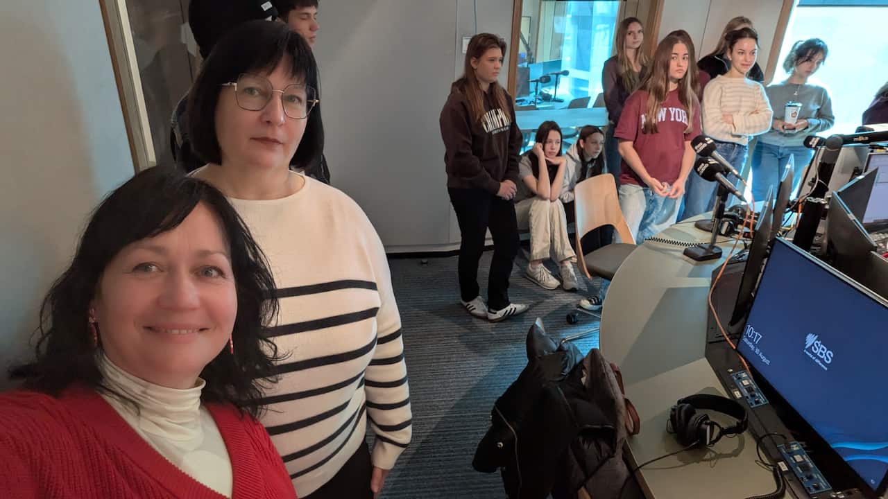 На радіо SBS з групою студентів курсу VCE VET Ukrainian.jpg