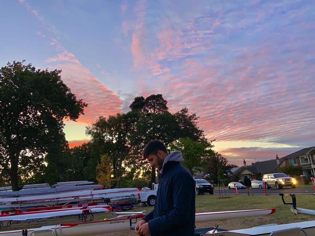 La Head of the River inizia all'alba ad Adelaide.