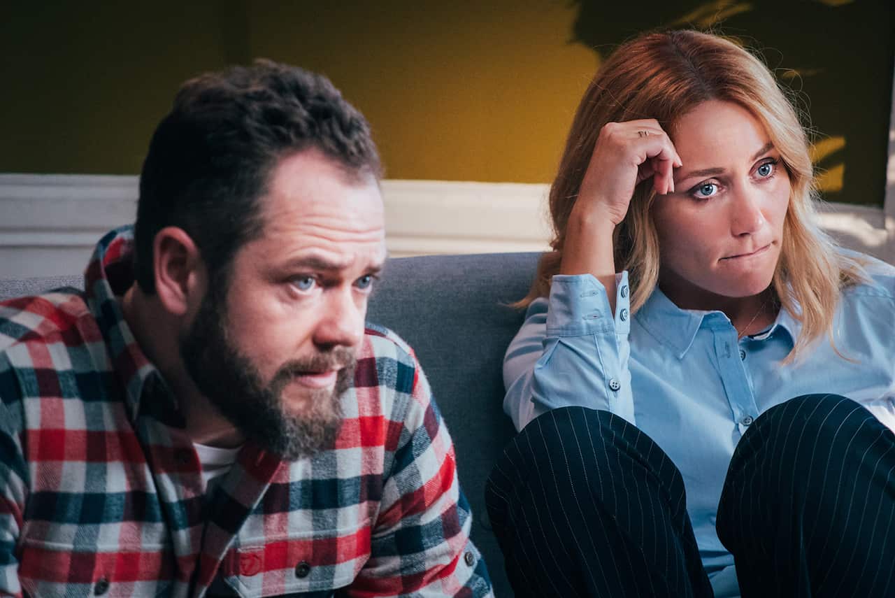 Actors Esben Dalgaard Andersen and Ditte Ylva Olsen seated together on a therapist's couch in Danish TV series Couple Trouble.jpg