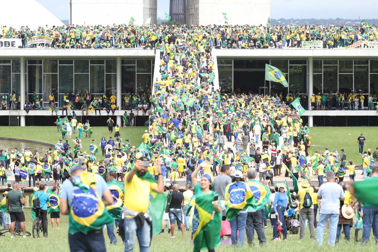 Brazil: Bolsonaro supporters storm Presidential Palace