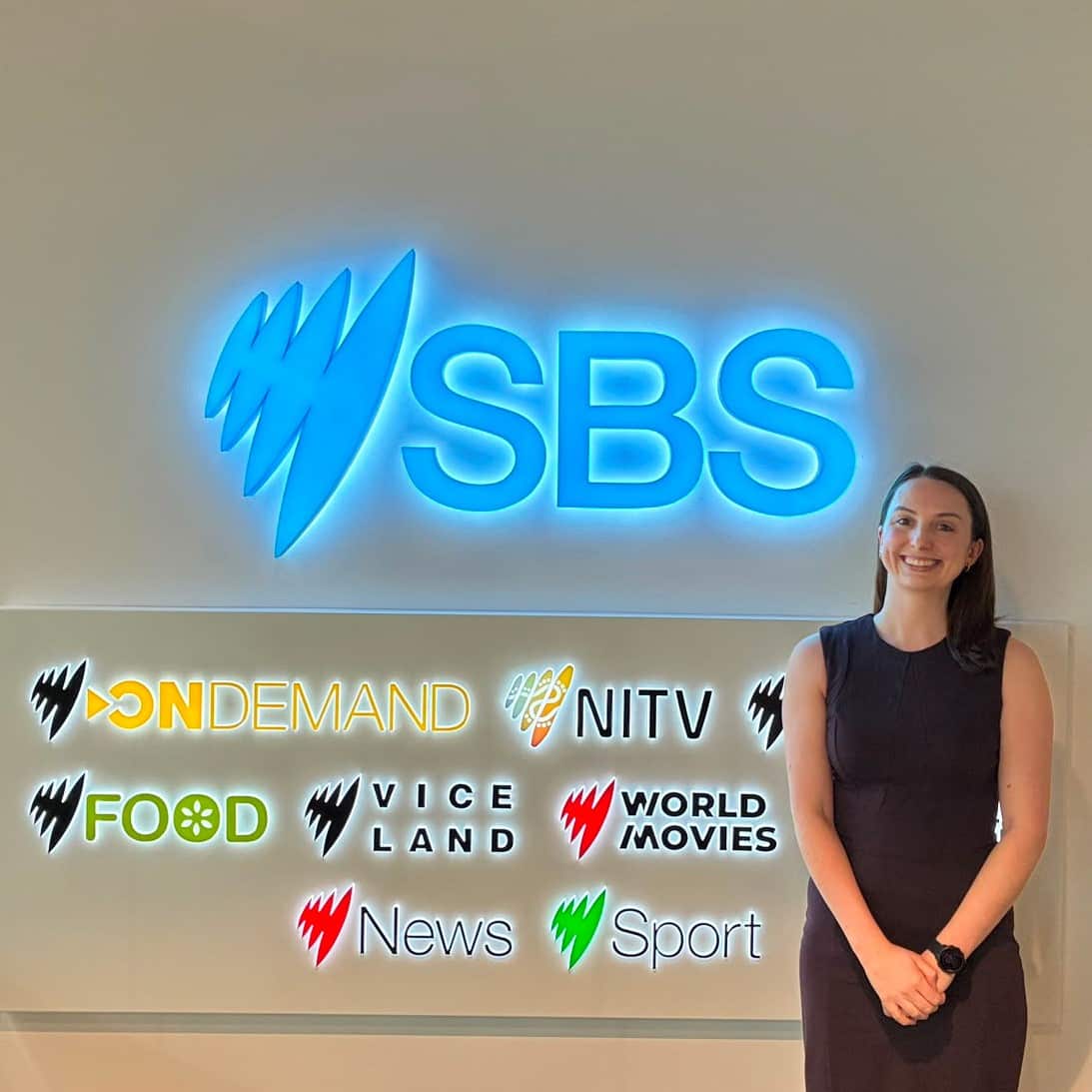 Aleisha Bassett di fronte al logo di SBS.