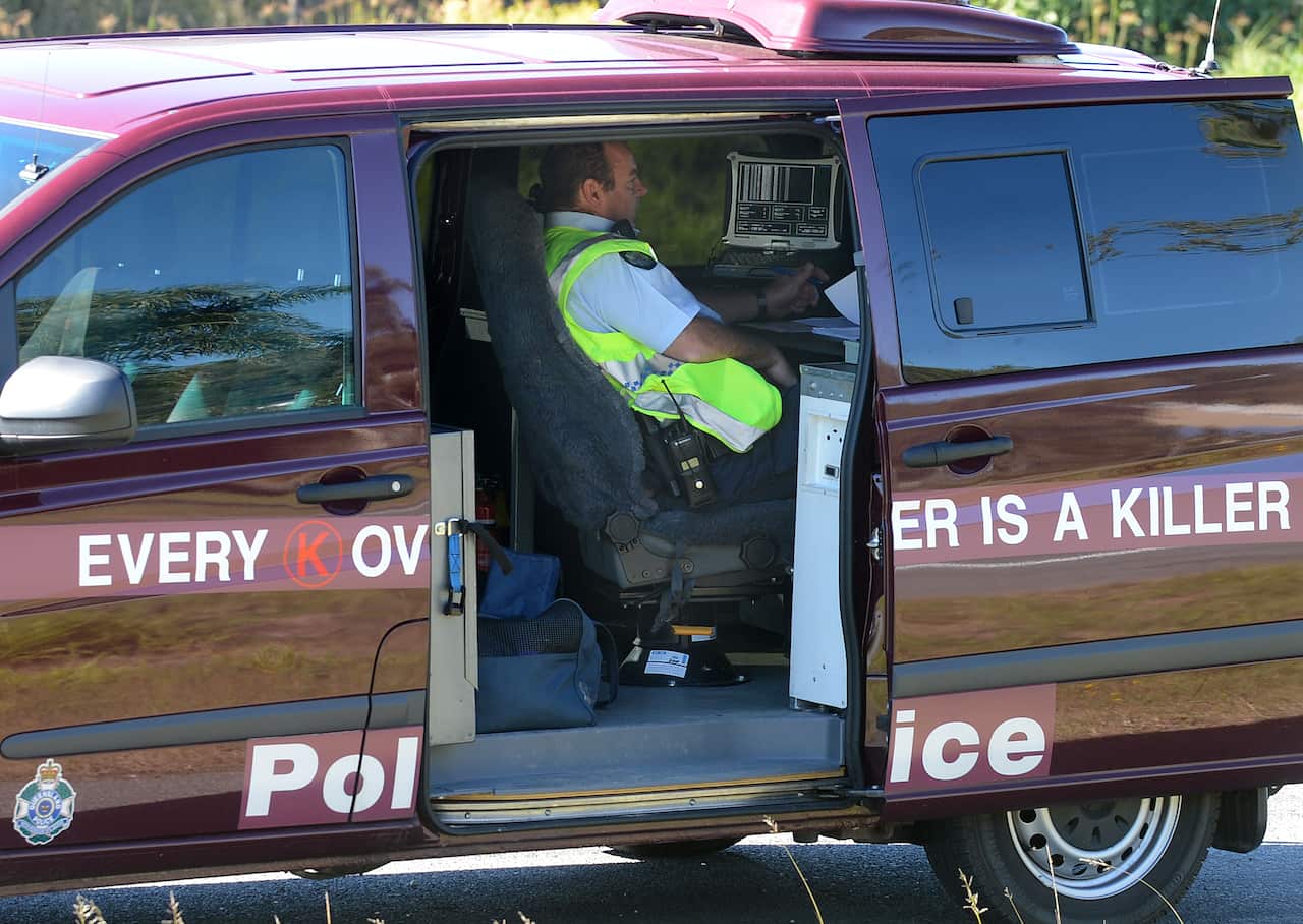 เจ้าหน้าที่ตำรวจสวมชุด Hi-vision ขณะใช้งานกล้องตรวจจับความเร็วแบบเคลื่อนที่ภายในรถตำรวจ