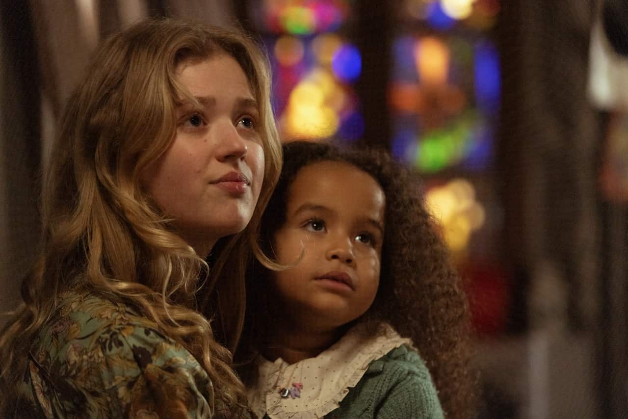Pauline Pollmann as Lyne Frankenheimer and Cataleya Richard as Sony in 'After Us'.