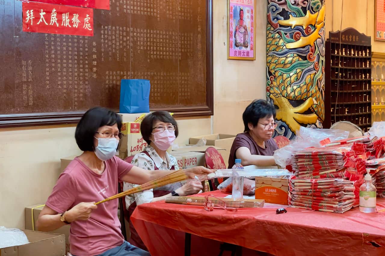 อาสาสมัครคนจีนที่มาช่วยงานวัดช่วงปีใหม่จีน