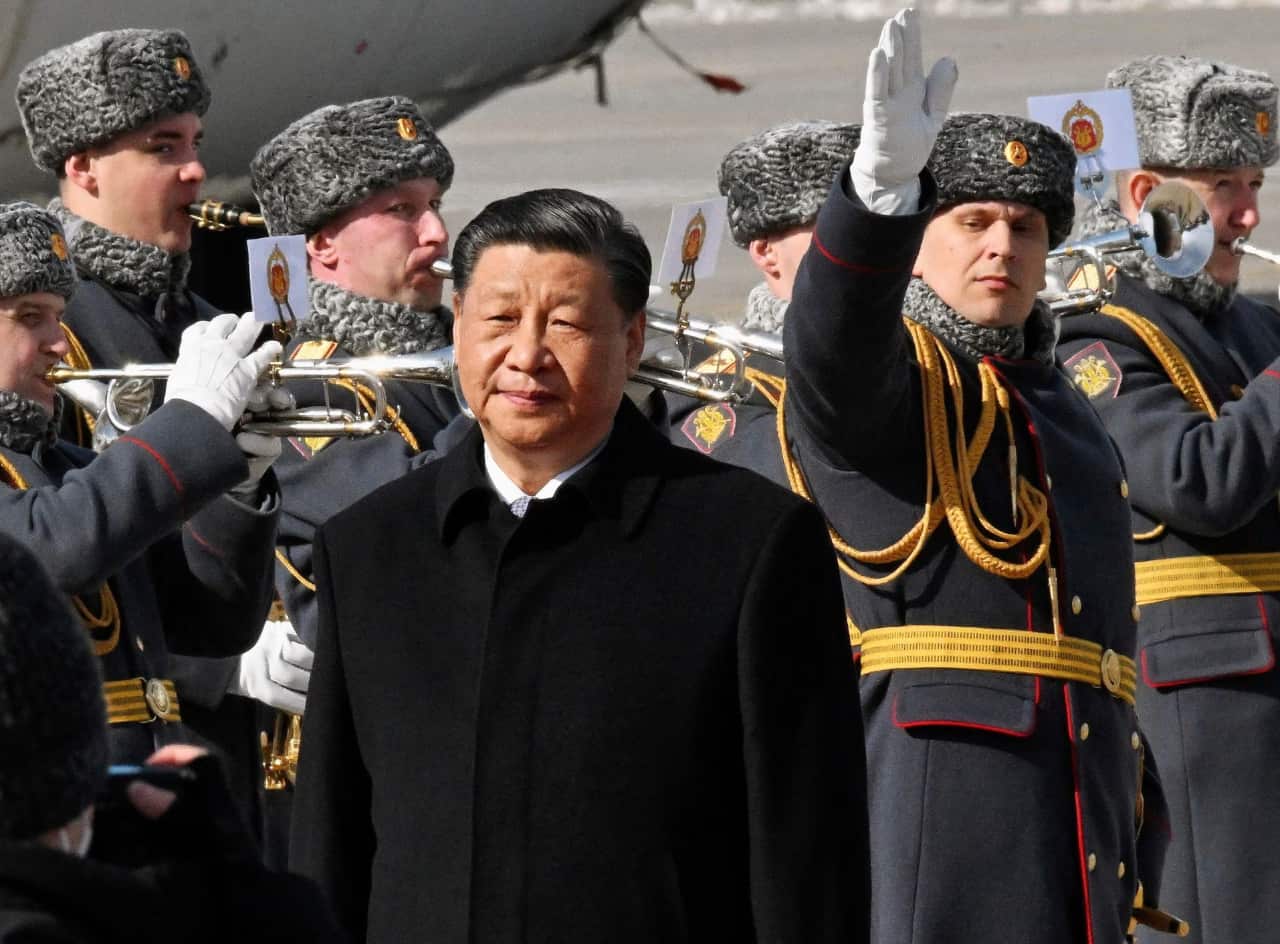 Chinese President Xi Jinping walks past honour guards and members of a military band during a welcoming ceremony upon his arrival at an airport in Moscow, Russia, March 20, 2023. Kommersant Photo/Anatoliy Zhdanov via REUTERS