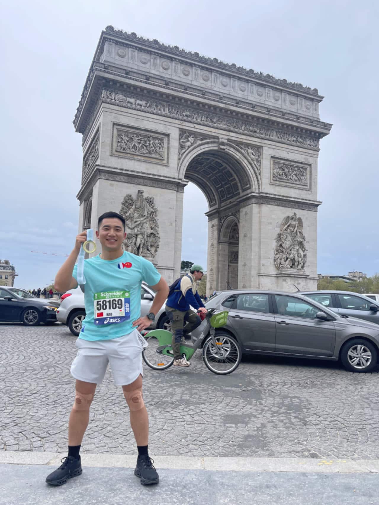 广州的陈浩在巴黎马拉松