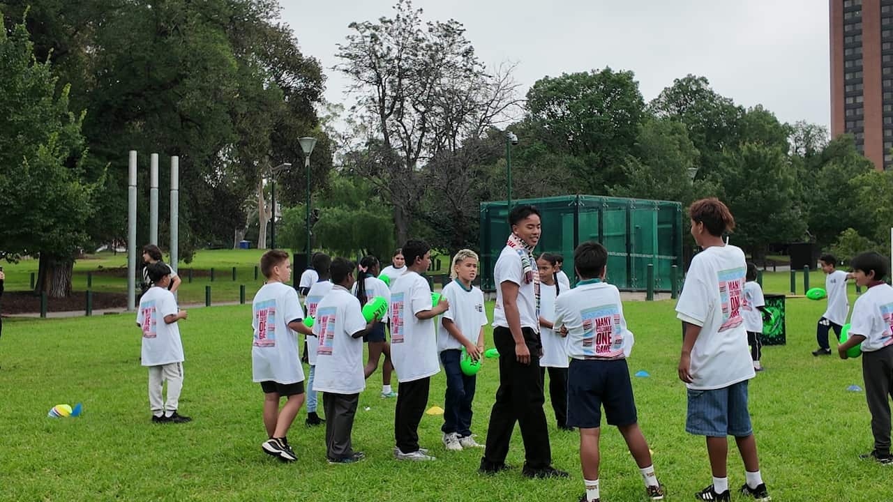Các em nhỏ giao lưu bóng bầu dục trên sân Yarra Park với cầu thủ Jayden Nguyen