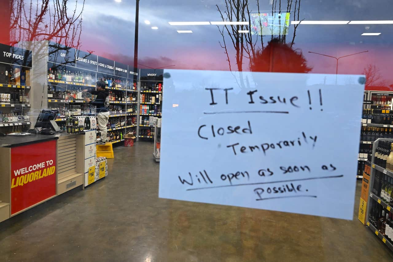 A sign on the window of a shop that reads: "IT issue!! Closed temporarily. Will open as soon as possible"