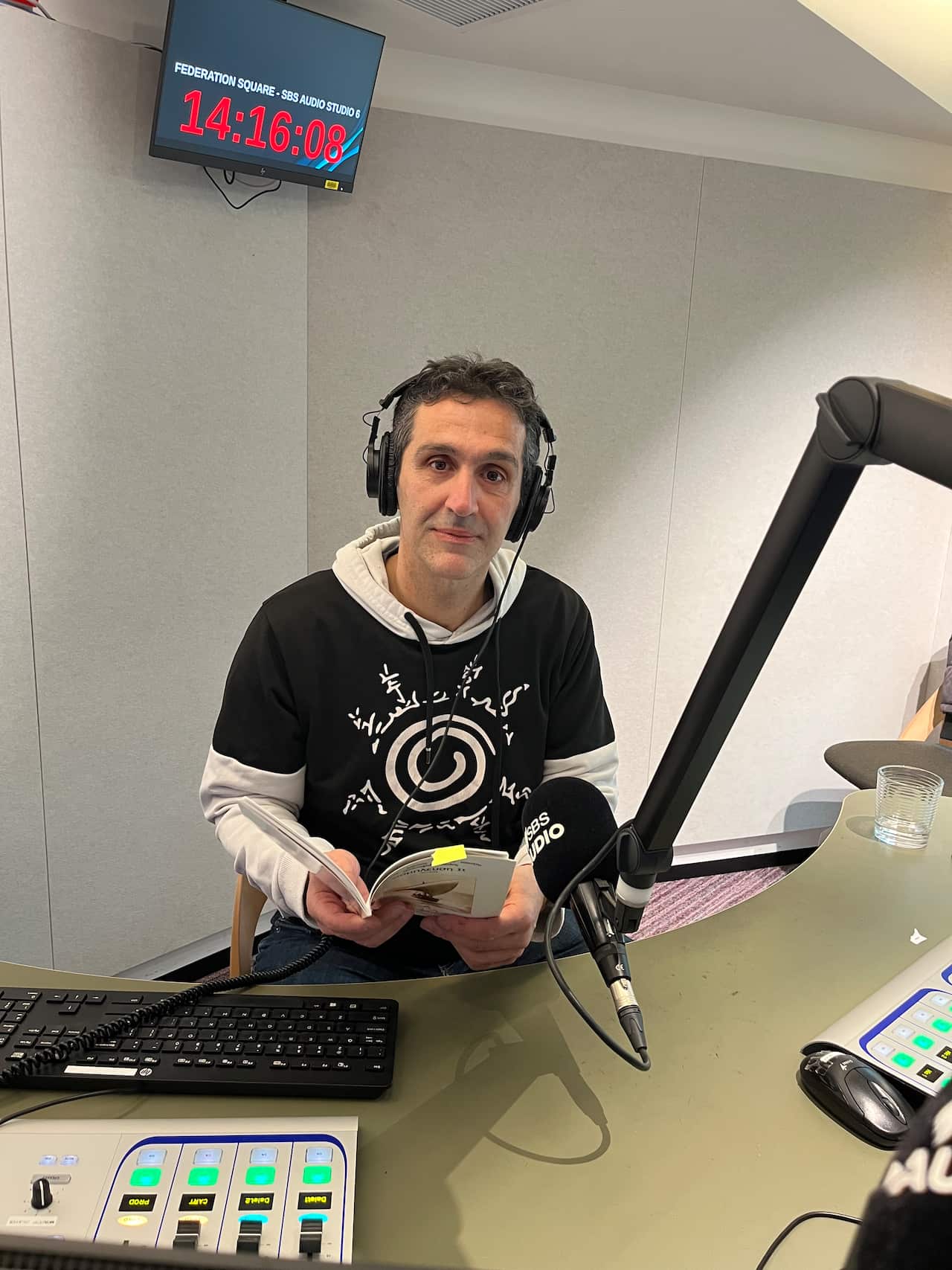 Ο ηθοποιός Γιάννης Λυρής στο στούντιο της SBS στη Μελβούρνη 