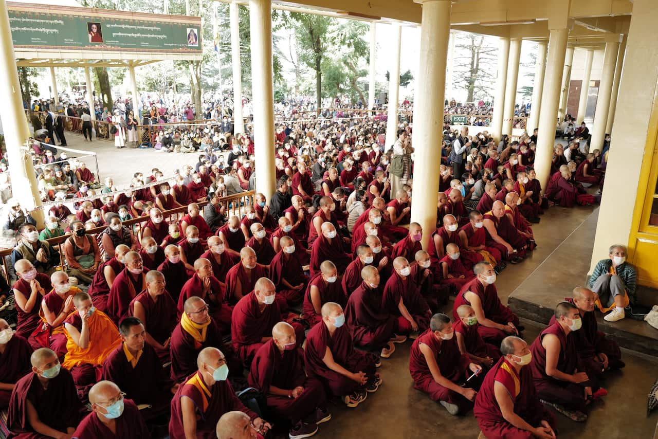 Đông đảo tăng ni và Phật tử tham dự pháp hội của Đức Đạt Lai Lạt Ma.