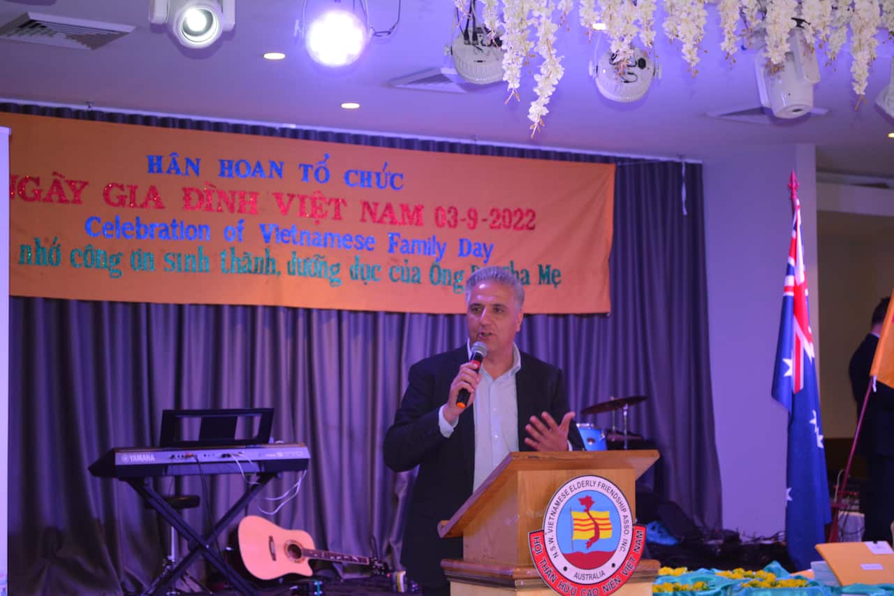 Ông Frank Carbonne Thị Trưởng FairField phát biểu.