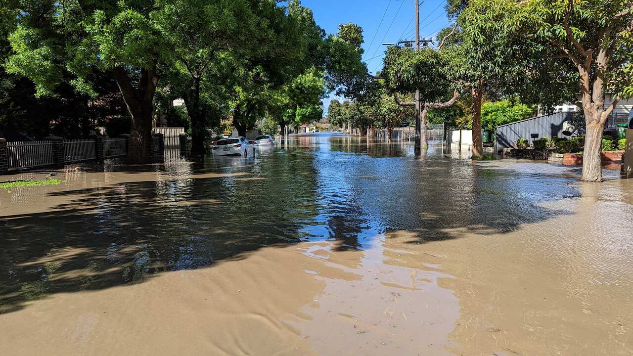 Una strada completamente sott'acqua a Maribyrnong.
