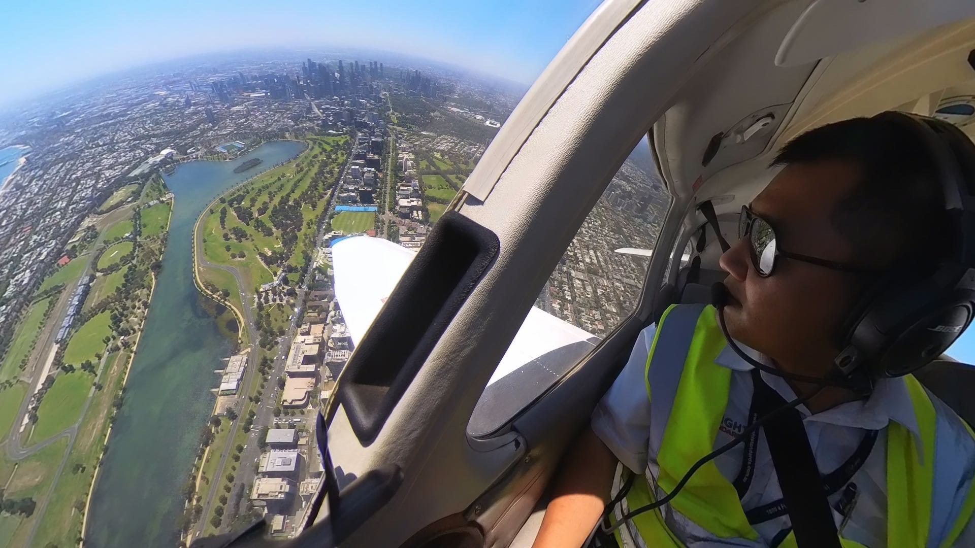 墨尔本flight standards moorabbin flying service的二等飞行教练Arthur Sun
 