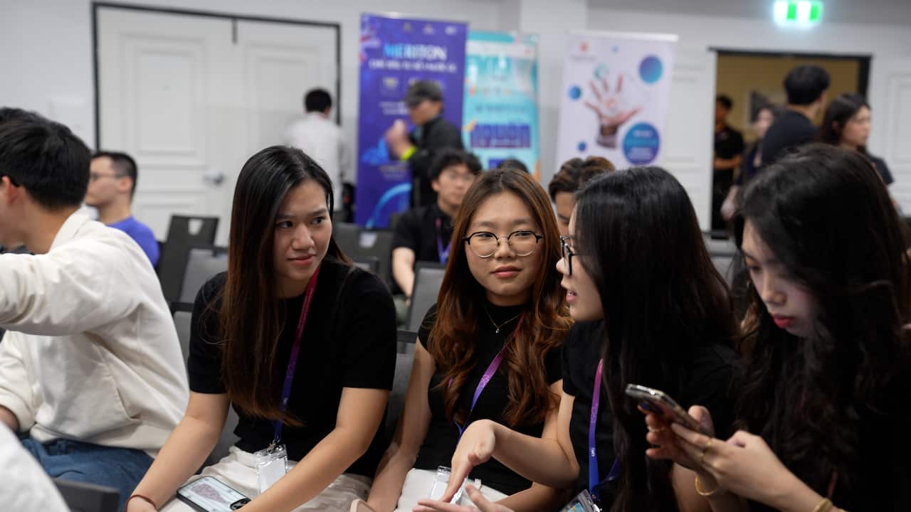 Các thí sinh trao đổi trước khi bước vào phần thuyết trình sản phẩm với ban giám khảo. Nguồn: SBS Tiếng Việt.