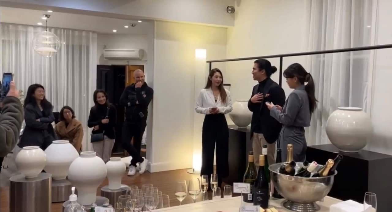 김우창 도예가 달항아리 전시.jpg