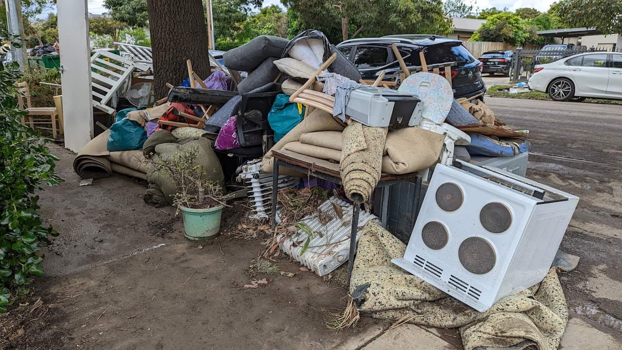 Mobili e elettrodomestici accatastati nelle strade di Maribyrnong dopo l'alluvione.